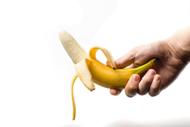 reife gelbe Banane halb geschält auf weißem Hintergrund isolieren - Foto, Bild