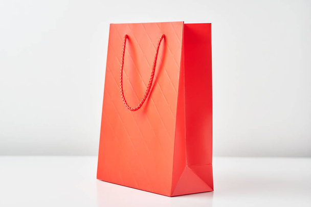 Красный пакет для покупок бумаги на белом фоне
 - Фото, изображение