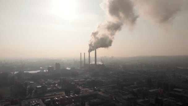 Luftaufnahme. Pfeifen, die Rauch in den Himmel werfen. Starke Luftverschmutzung. Luftverschmutzung durch Industrieanlagen in der Stadt. - Filmmaterial, Video