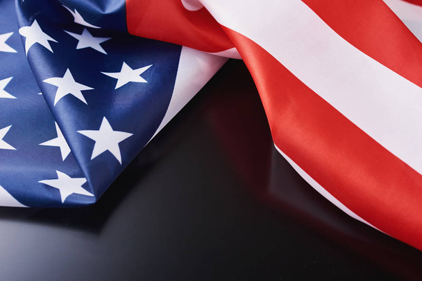 Primer plano de ondear bandera estadounidense nacional sobre un fondo oscuro
 - Foto, Imagen