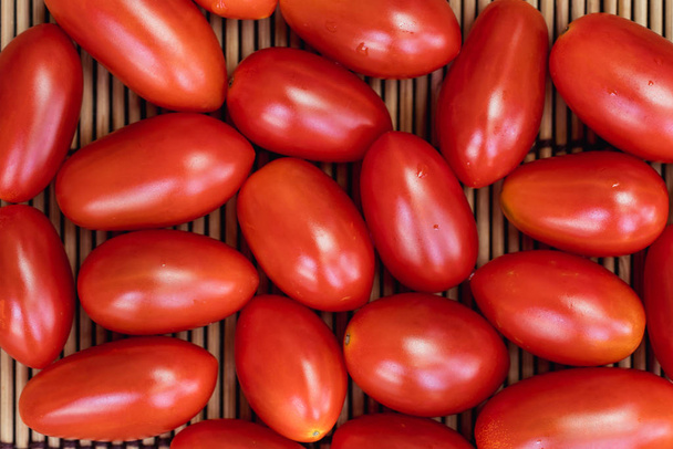 Закрыть помидоры свежей черешни. - Фото, изображение