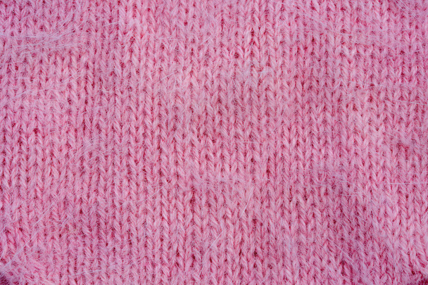Maglione invernale rosa caldo lavorato a maglia. Stile abbraccio
 - Foto, immagini