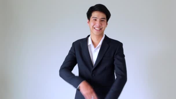 Boldog fiatal, jóképű, mosolygós thai üzletember az irodában. - Felvétel, videó