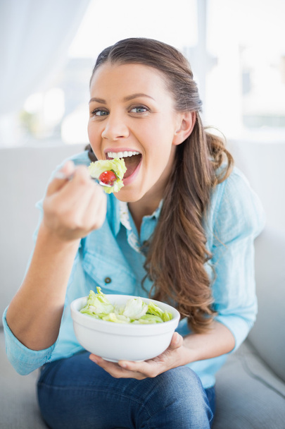 Happy attractive woman eating healthy salad - Fotoğraf, Görsel