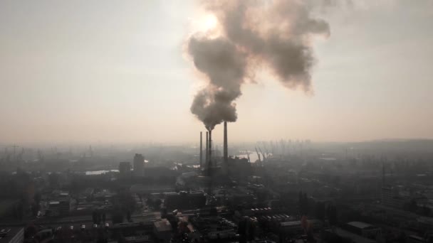 Vista aerea. Pipe che lanciano fumo nel cielo. Inquinamento atmosferico pesante. Inquinamento atmosferico da impianti industriali in città. - Filmati, video