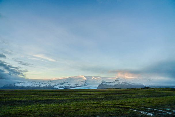 Снежная гора Исландского озера Фьяллсарлон
 - Фото, изображение