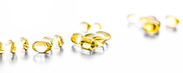 Vitamina D e Golden Omega 3 pillole per un'alimentazione sana, f
 - Foto, immagini