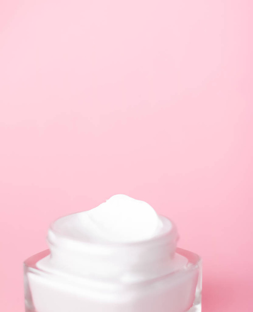 Crema viso crema idratante vaso su sfondo rosa, pelle idratante
 - Foto, immagini