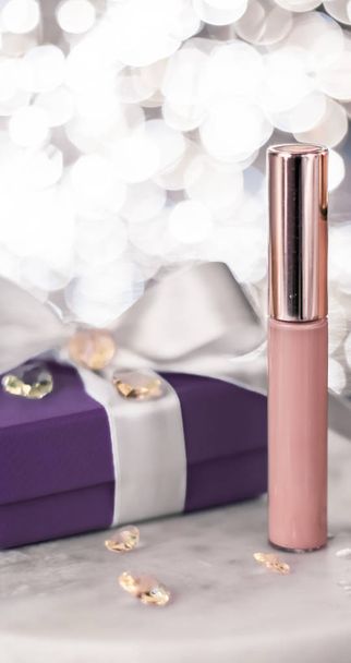 Base de maquillaje de vacaciones, corrector y caja de regalo púrpura
,  - Foto, Imagen