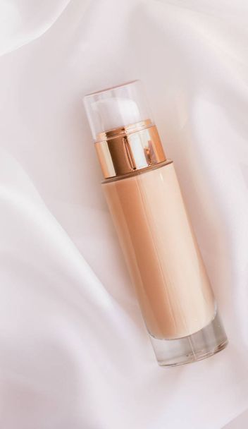 Tonal bb crema botella maquillaje base de base fluida para esquí desnudo
 - Foto, Imagen