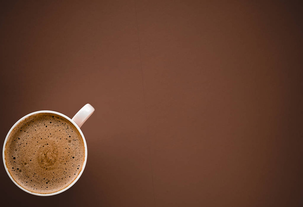 朝食の飲み物としてホットコーヒーのカップ、茶色の背中にフラットレイカップ - 写真・画像