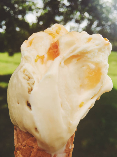 Zmrzlinový kužel roztavený venku v létě, sladké dezertní potraviny na - Fotografie, Obrázek