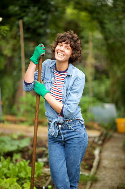  χαμογελαστή γυναίκα κηπουρός στέκεται στον κήπο - Φωτογραφία, εικόνα
