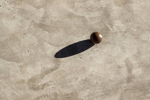 Top brote de primer plano de juego tradicional turco bola hecha a mano de madera en la tarde
 - Foto, Imagen