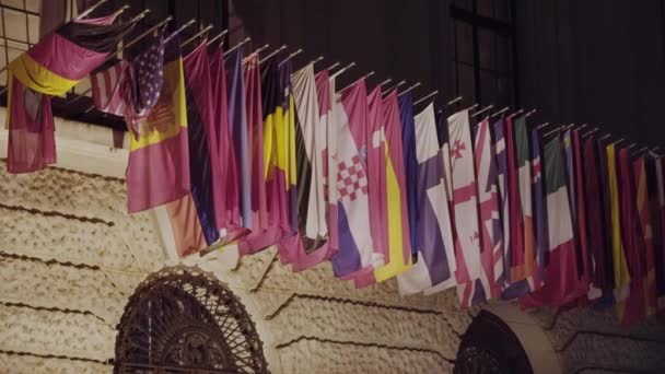 Vlaggen van de deelnemende staten van de OVSE op het hoofdkwartier in Wenen - Video