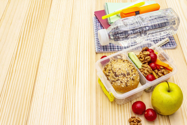 Lunch box op school. Terug naar schoolconcept - Foto, afbeelding