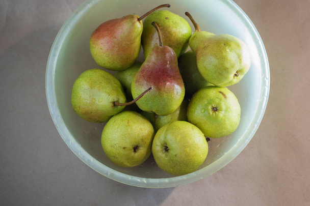 Peras frescas de Anjou en un tazón de plástico.anjou
 - Foto, Imagen