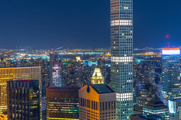 432 Park Avenue and Manhattan night view - Foto, afbeelding