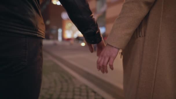 Ζευγάρι κράτησε το χέρι και περπατά μακριά στη νυχτερινή πόλη - Πλάνα, βίντεο