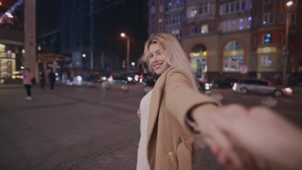 Rallentatore di donna che mi conduce attraverso la città di notte
 - Filmati, video
