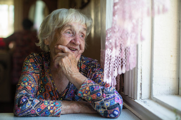 Πορτραίτο ηλικιωμένης γυναίκας, 85-90 ετών. - Φωτογραφία, εικόνα