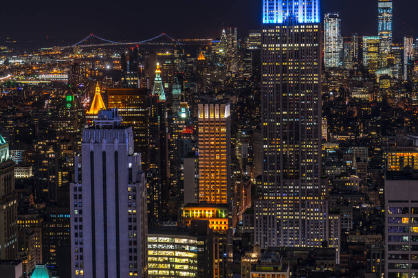 Belvárosi éjszakai kilátás a hegy tetejéről (Rockefeller Center Observation Deck) - Fotó, kép