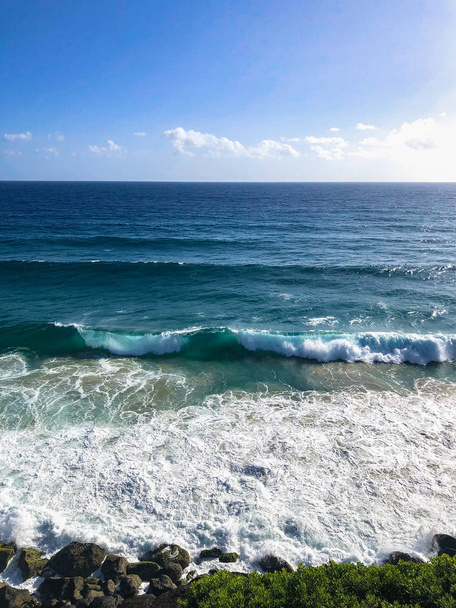 Scenic Csendes-óceáni hullámok összeomlik ellen a strand a Gold Coast, Ausztrália. - Fotó, kép