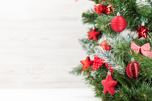 Tarjeta de Navidad con abeto decorado
 - Foto, imagen