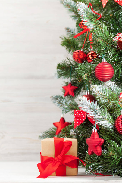 Різдвяна листівка з прикрашеною ялинкою
 - Фото, зображення