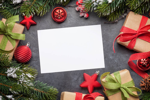 Рождественская открытка с елкой и подарками
 - Фото, изображение