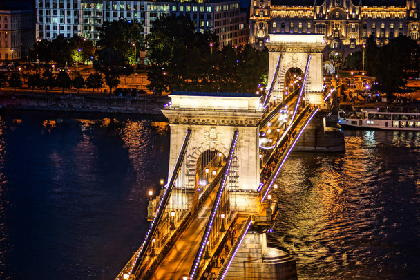 Puente de la Cadena de Szechenyi vista nocturna (Budapest, Hungría
) - Foto, imagen