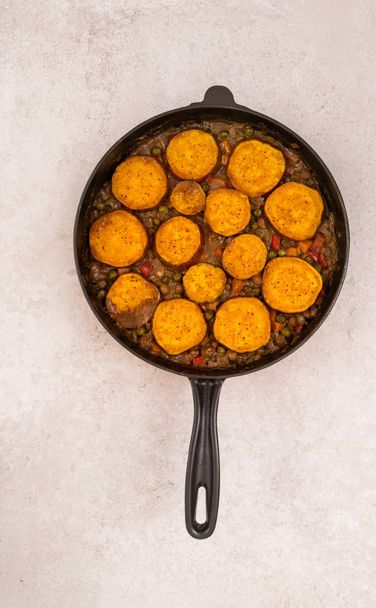 Patate douce cuite au four et curry de pois. Patate douce cuite au four avec légumes cuits
 - Photo, image