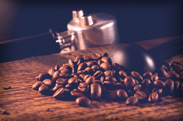kávová zrna a doplňky na texturovaném dřevěném pozadí - Fotografie, Obrázek