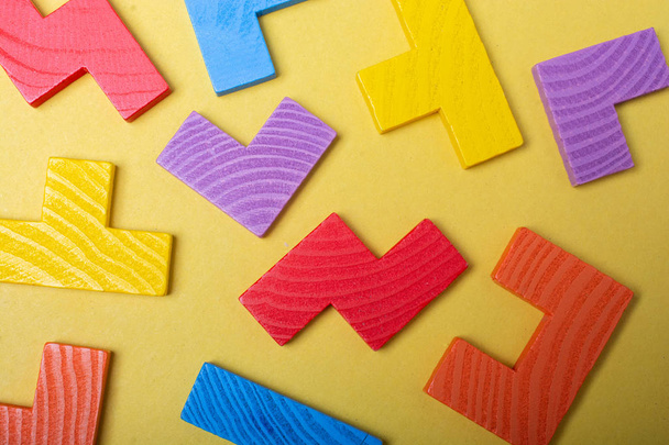 Piezas de madera rompecabezas colorido como concepto de estrategia de negocio
 - Foto, Imagen