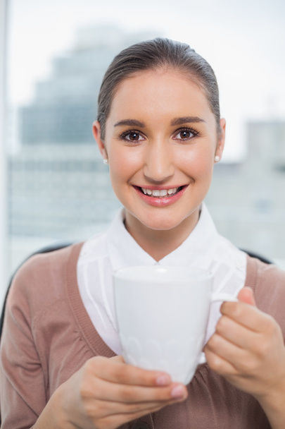 Happy gorgeous businesswoman holding cup of coffee - Φωτογραφία, εικόνα