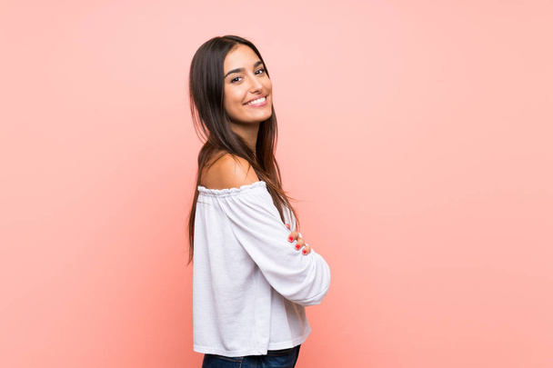 Young woman over isolated pink background with arms crossed and looking forward - Foto, immagini