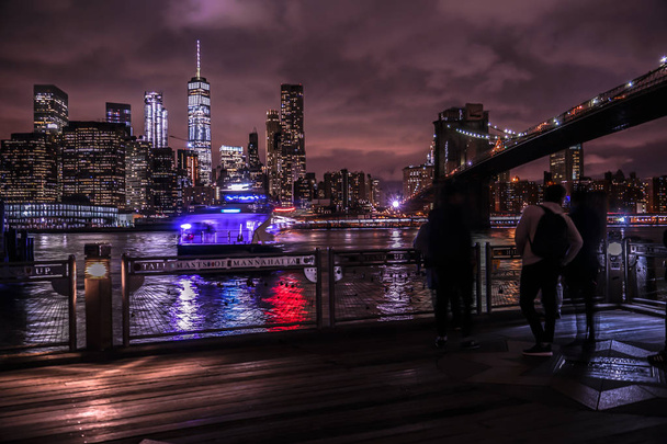 Manhattan e Brooklyn ponte vista notturna e la gente
 - Foto, immagini