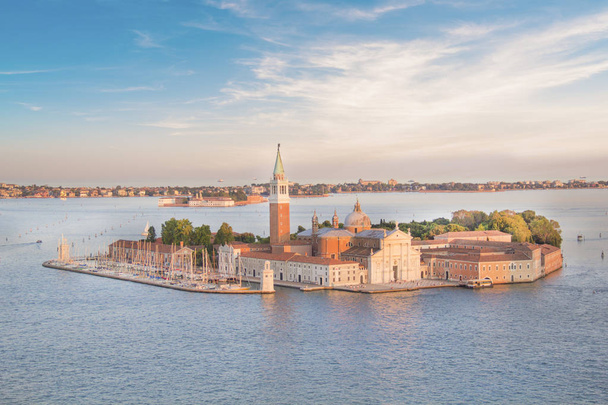 Venedik gölü, Venedik, İtalya 'daki San Giorgio Maggiore Katedrali' nin güzel manzarası. - Fotoğraf, Görsel