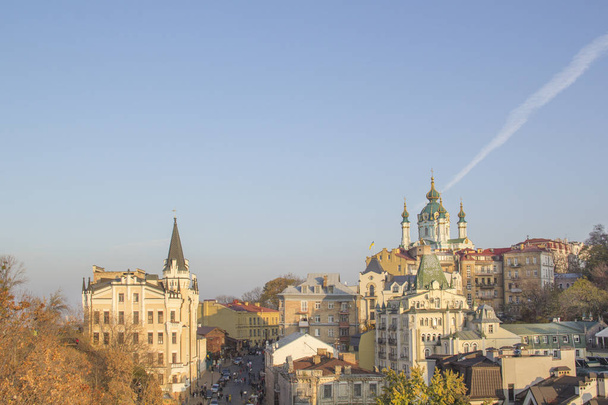 Gyönyörű kilátás nyílik a Szent András templom és a Szent András-ereszkedés Kijevben, Ukrajnában - Fotó, kép