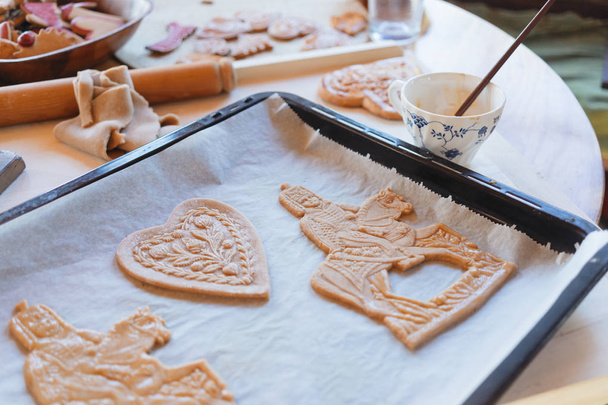 Tradittional home-made gingerbread baking. Egg brushing the ging - Foto, Imagem