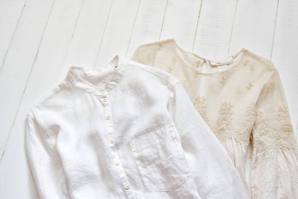 İşlemeli bluz ve beyaz arka planda beyaz gömlek. Kıyafet konsepti - Fotoğraf, Görsel