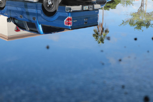 Αντανάκλαση του μεγάλου pickup σε μπλε φόντο του ουρανού  - Φωτογραφία, εικόνα