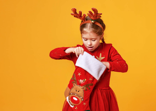 szczęśliwy śmieszne dziecko dziewczyna w czerwony Boże Narodzenie renifer kostium z gi - Zdjęcie, obraz