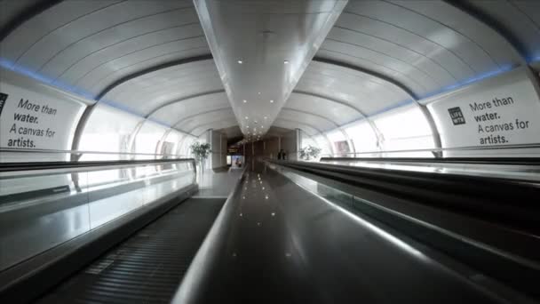 Cestovatel letiště pohybující se chodník na letišti Manchester - Záběry, video