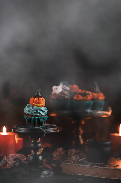 Halloween cupcake met pompoen - Foto, afbeelding