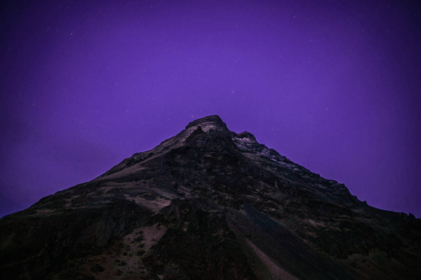 Dağ silueti ve yıldızlı gökyüzü (İzlanda) - Fotoğraf, Görsel