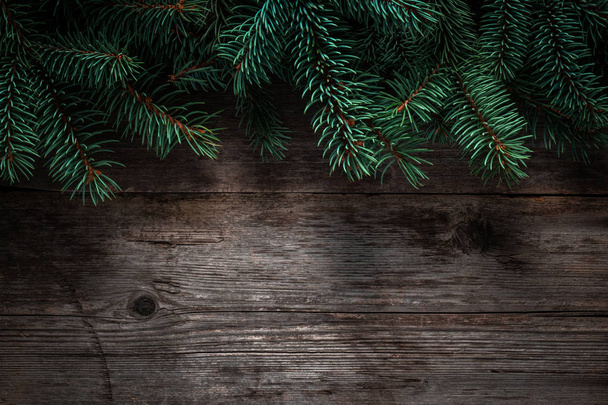Cadre vert Noël de branches de sapin sur un vieux panneau gris bac
 - Photo, image
