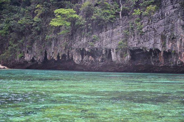 Sziget, Ocean views közelében Phuket Thaiföld a Blues, Türkiz és a Zöldek óceánok, hegyek, hajók, barlangok, fák üdülőhely sziget Phuket Thaiföld. Beleértve Phi Phit, Ko Rang Yai-t, Ko Li Pe-t és más szigeteket. Ázsia. - Fotó, kép
