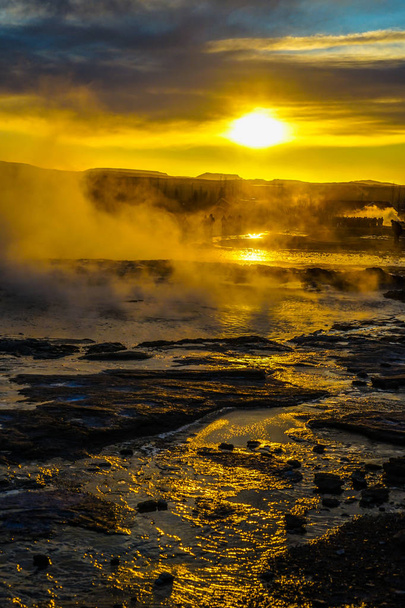 Geysir gayzer ve gün doğumu (İzlanda) - Fotoğraf, Görsel