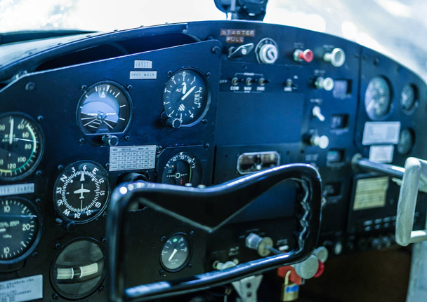 Cockpit de um avião
 - Foto, Imagem